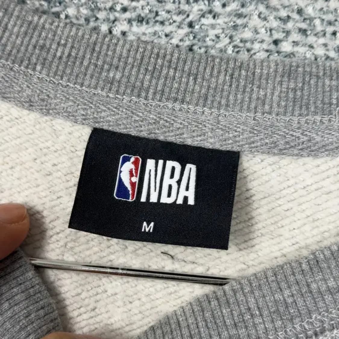 NBA 스펠로고 그레이 맨투맨 M 상품이미지3