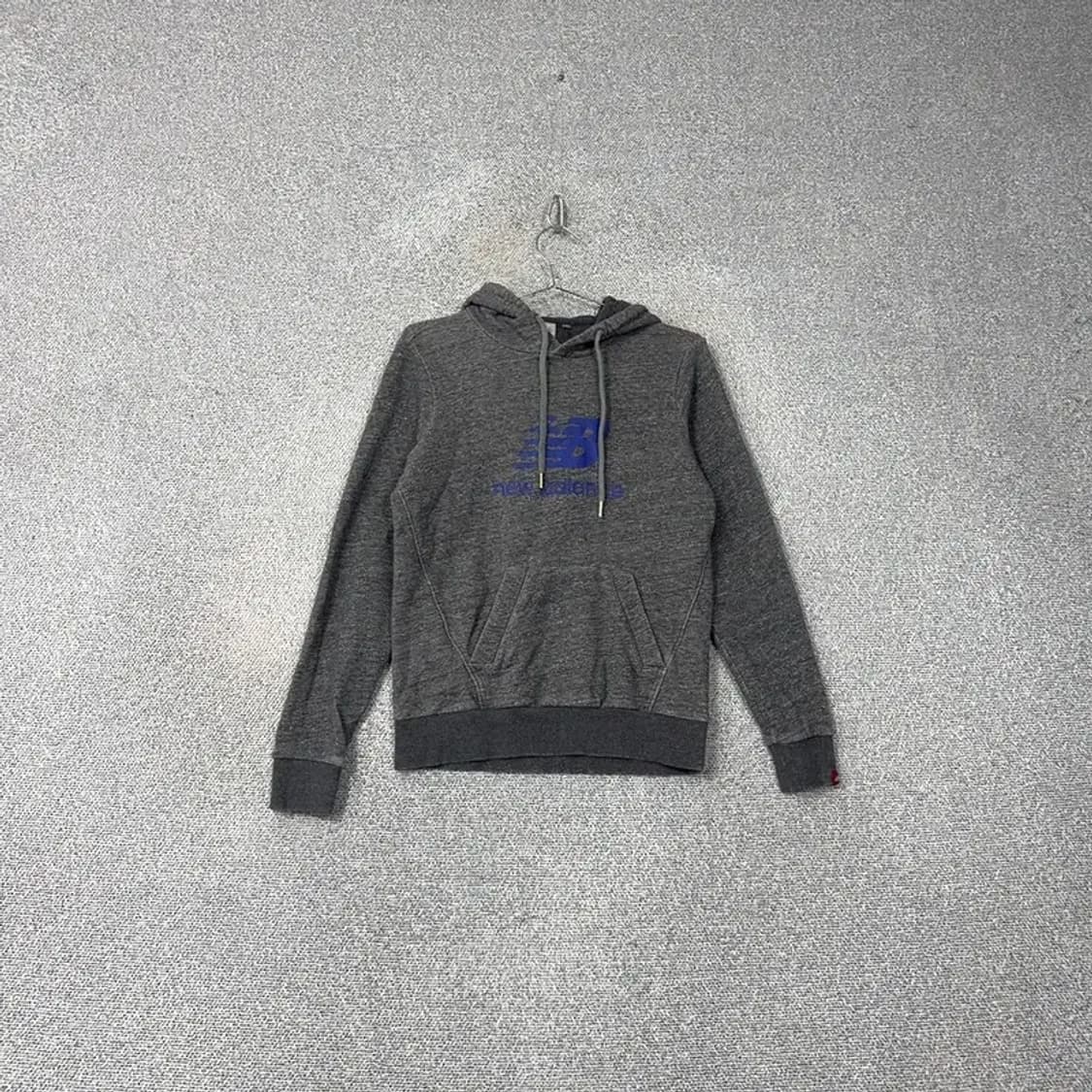 뉴발란스 그레이 프린팅 로고 후드티 90 상품이미지1