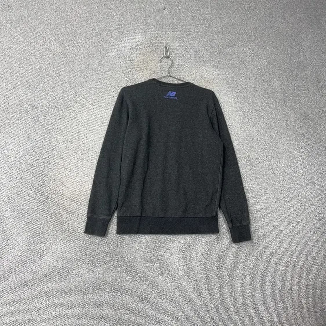 뉴발란스 프린팅 로고 차콜 그레이 맨투맨 S 상품이미지2