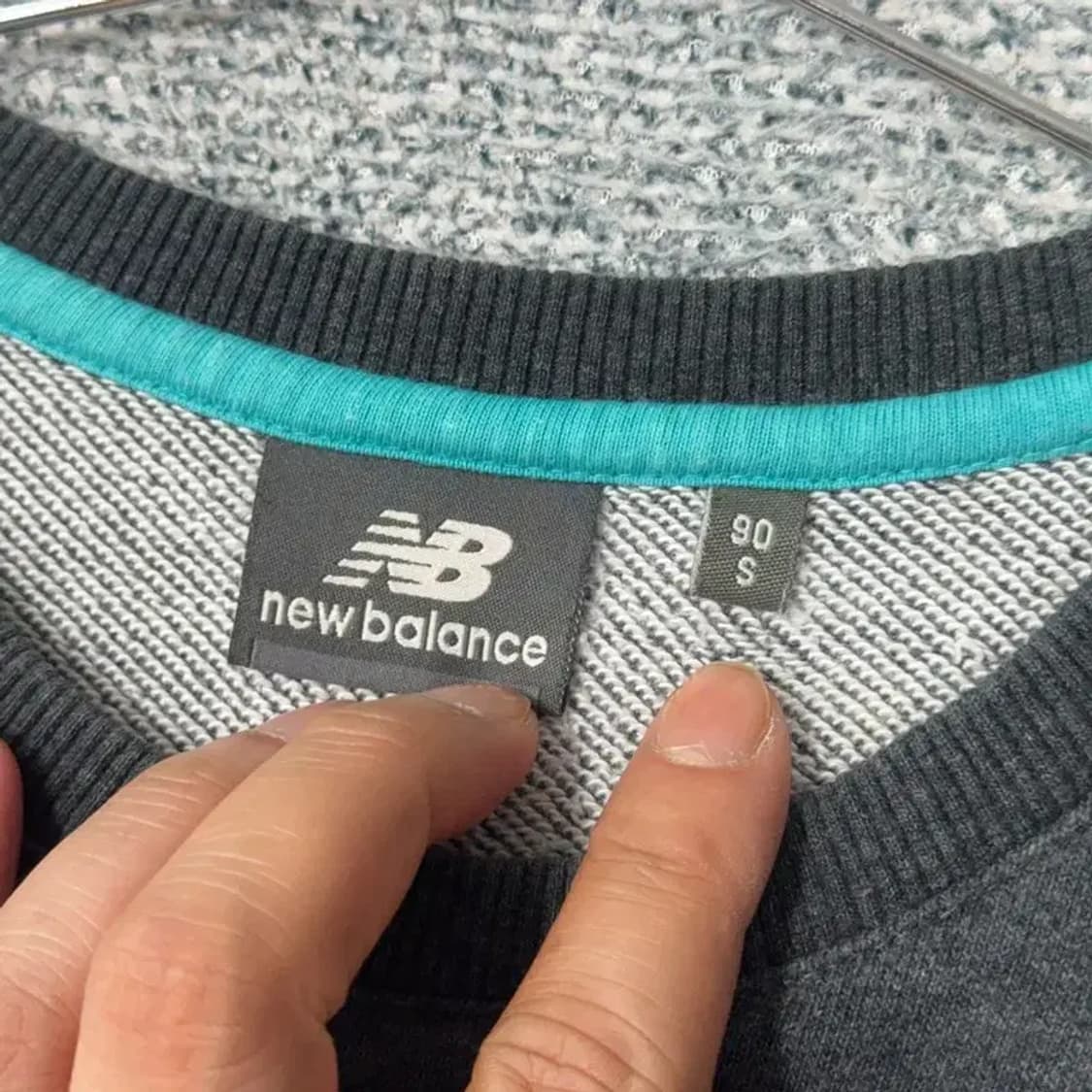 뉴발란스 프린팅 로고 차콜 그레이 맨투맨 S 상품이미지3