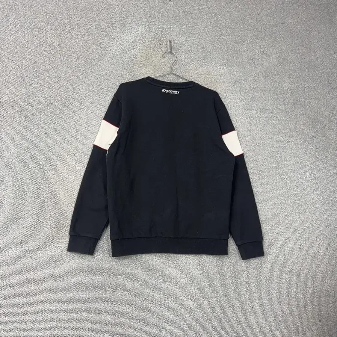 디스커버리 블랙 화이트 로고 캐주얼 맨투맨 100 상품이미지2