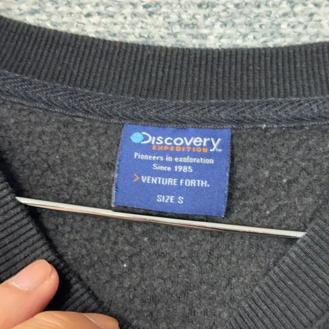 디스커버리 프린팅 블랙 로고 맨투맨 S 상품이미지3