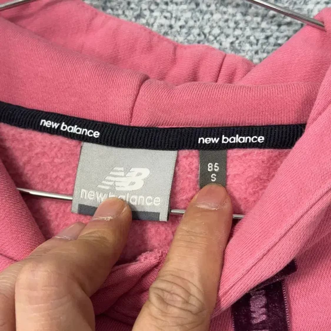 뉴발란스 로고 크롭 핑크 후드티 85 상품이미지3