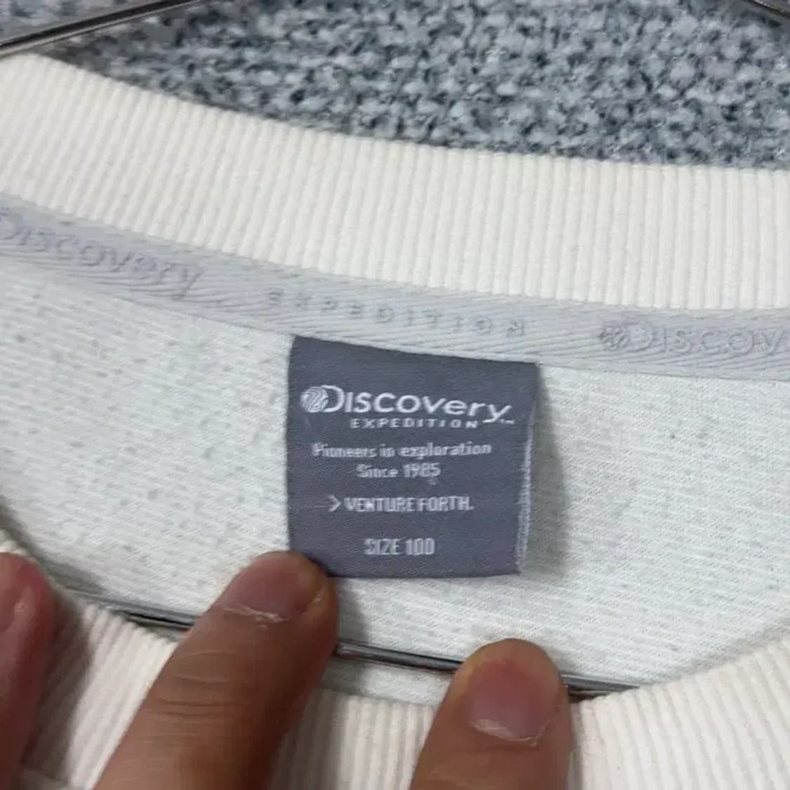 디스커버리 크림 로고 남성 캐주얼 맨투맨 100 상품이미지3