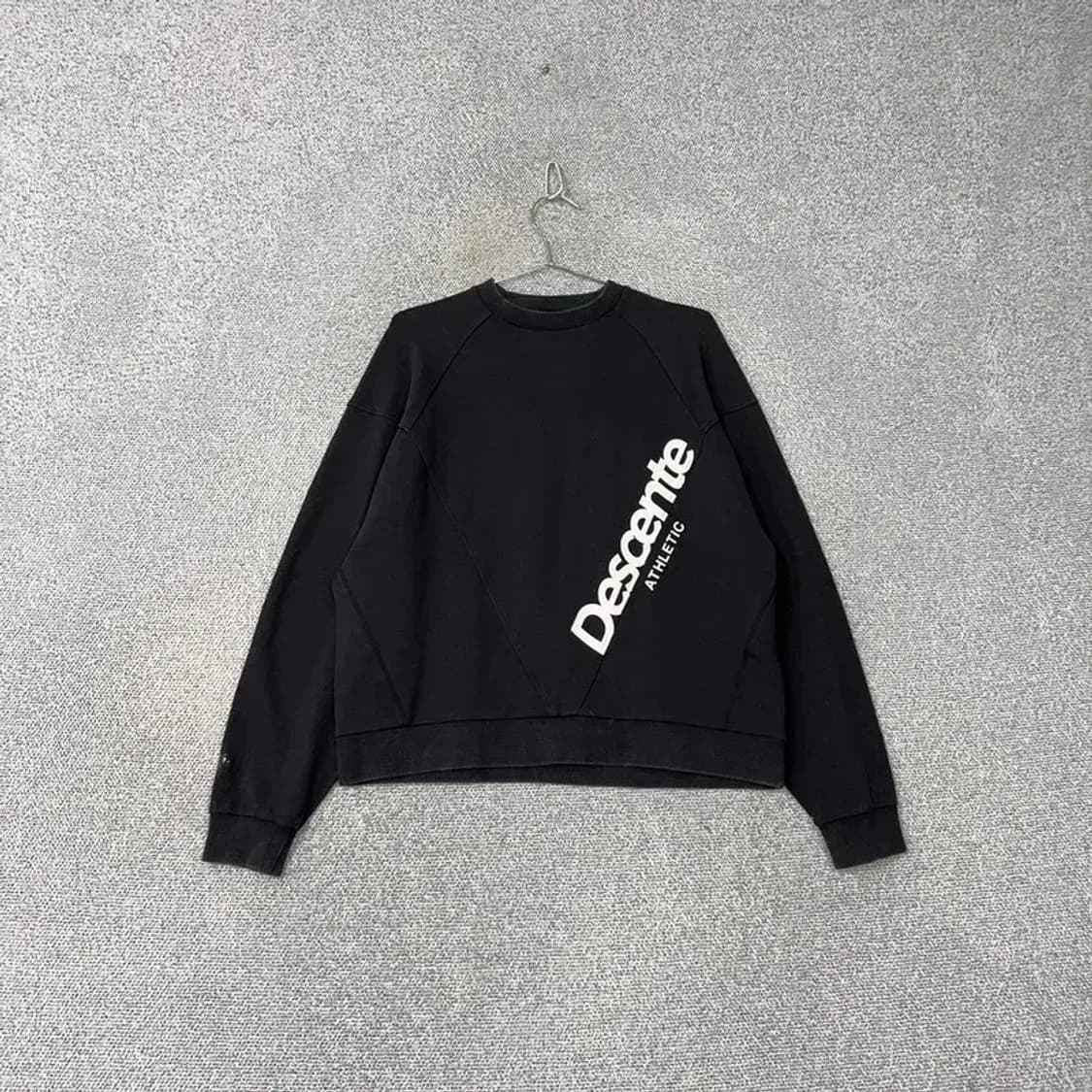 데상트 프린팅 로고 블랙 오버핏 맨투맨 90 상품이미지1