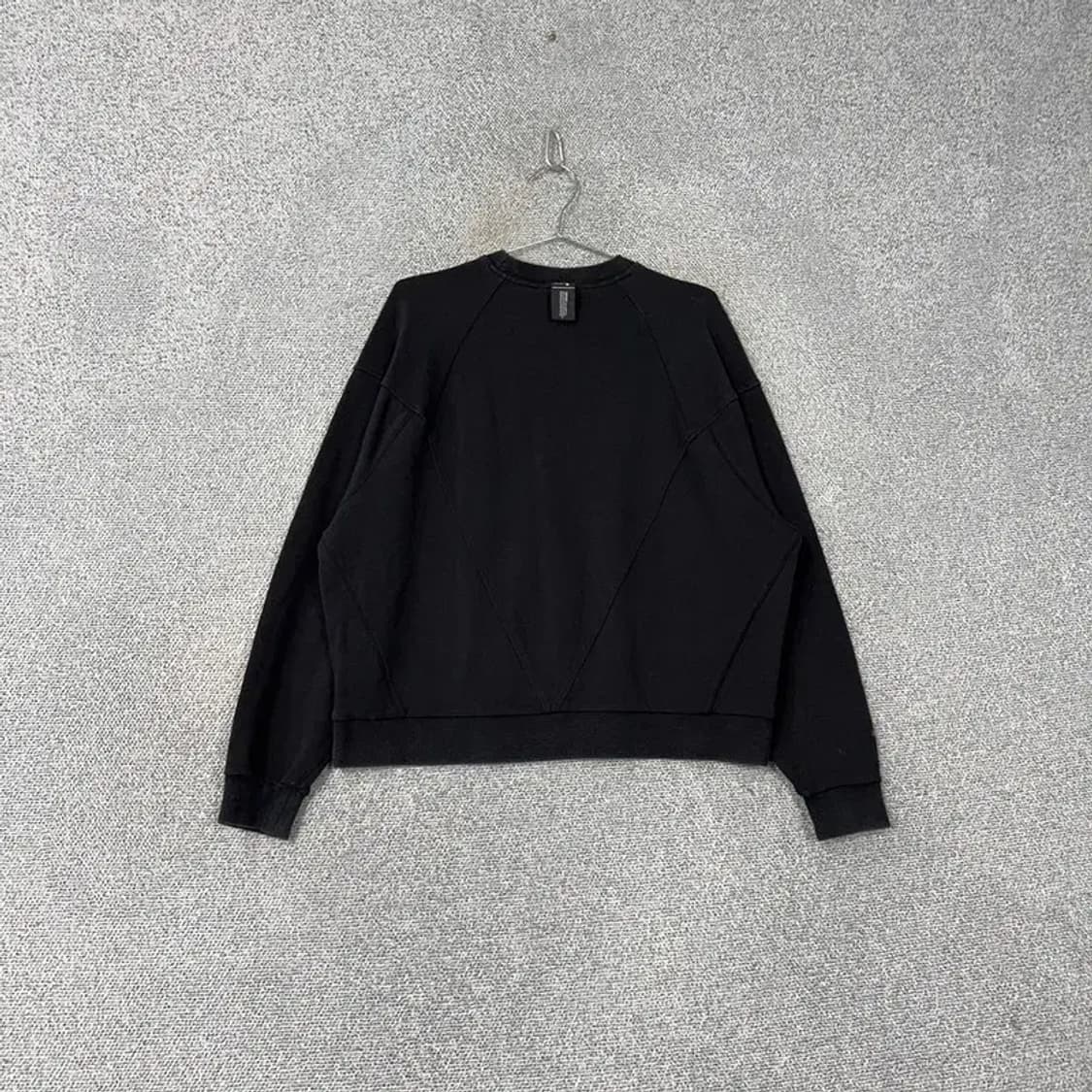 데상트 프린팅 로고 블랙 오버핏 맨투맨 90 상품이미지2