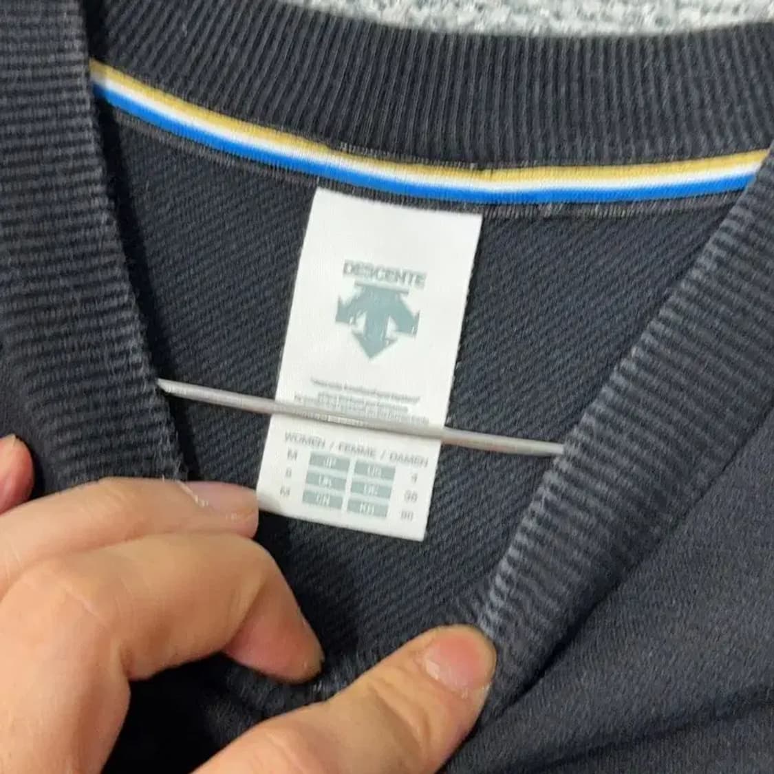 데상트 프린팅 로고 블랙 오버핏 맨투맨 90 상품이미지3