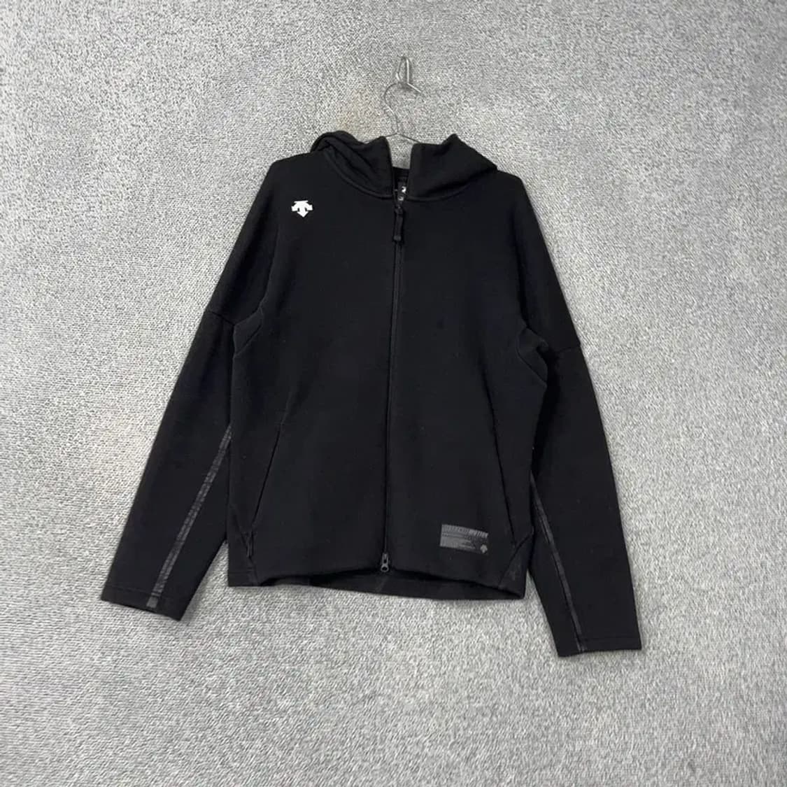 데상트 블랙 로고 후드집업 M 상품이미지1