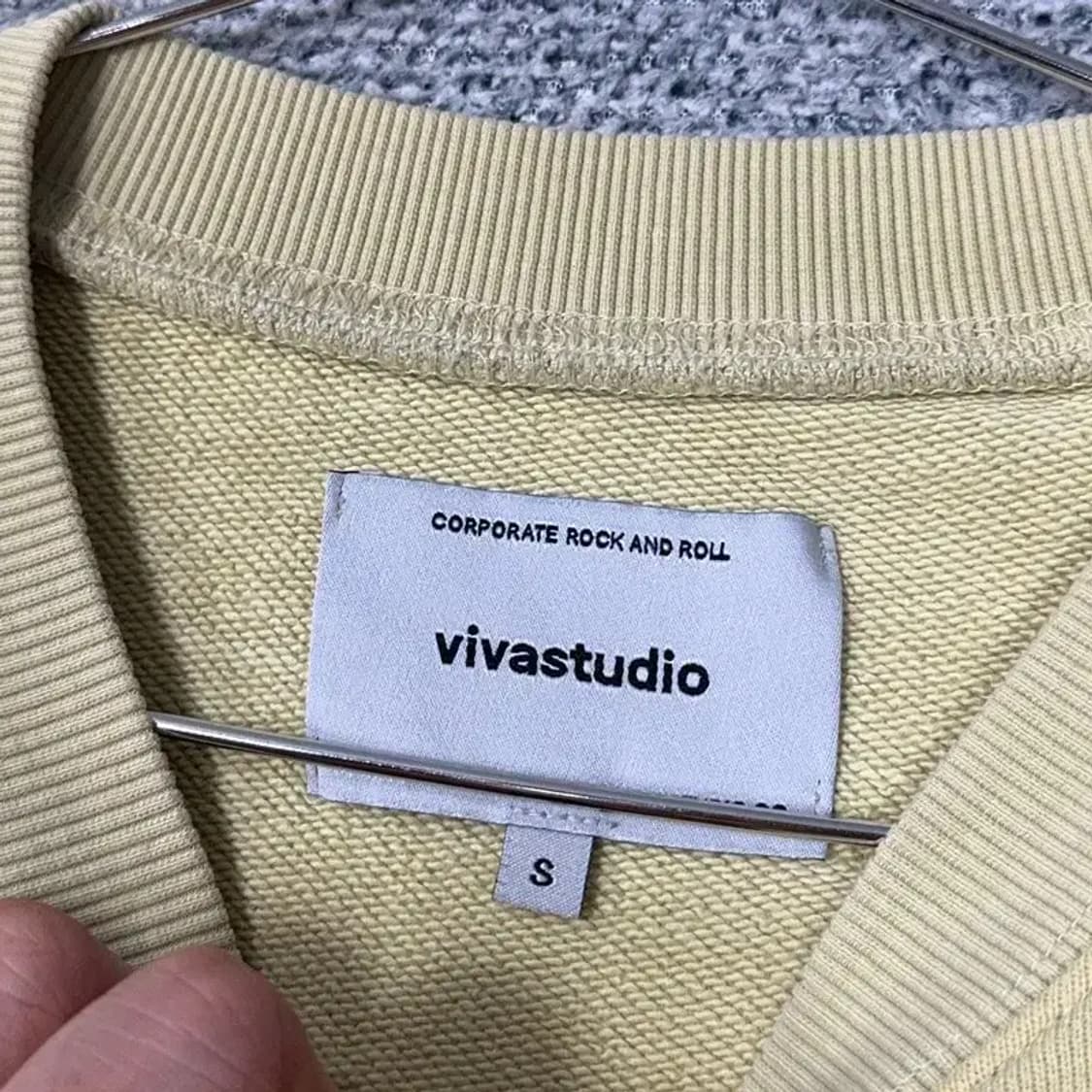 비바스튜디오 옐로우 로고 캐주얼 스웻셔츠 맨투맨 S 상품이미지3