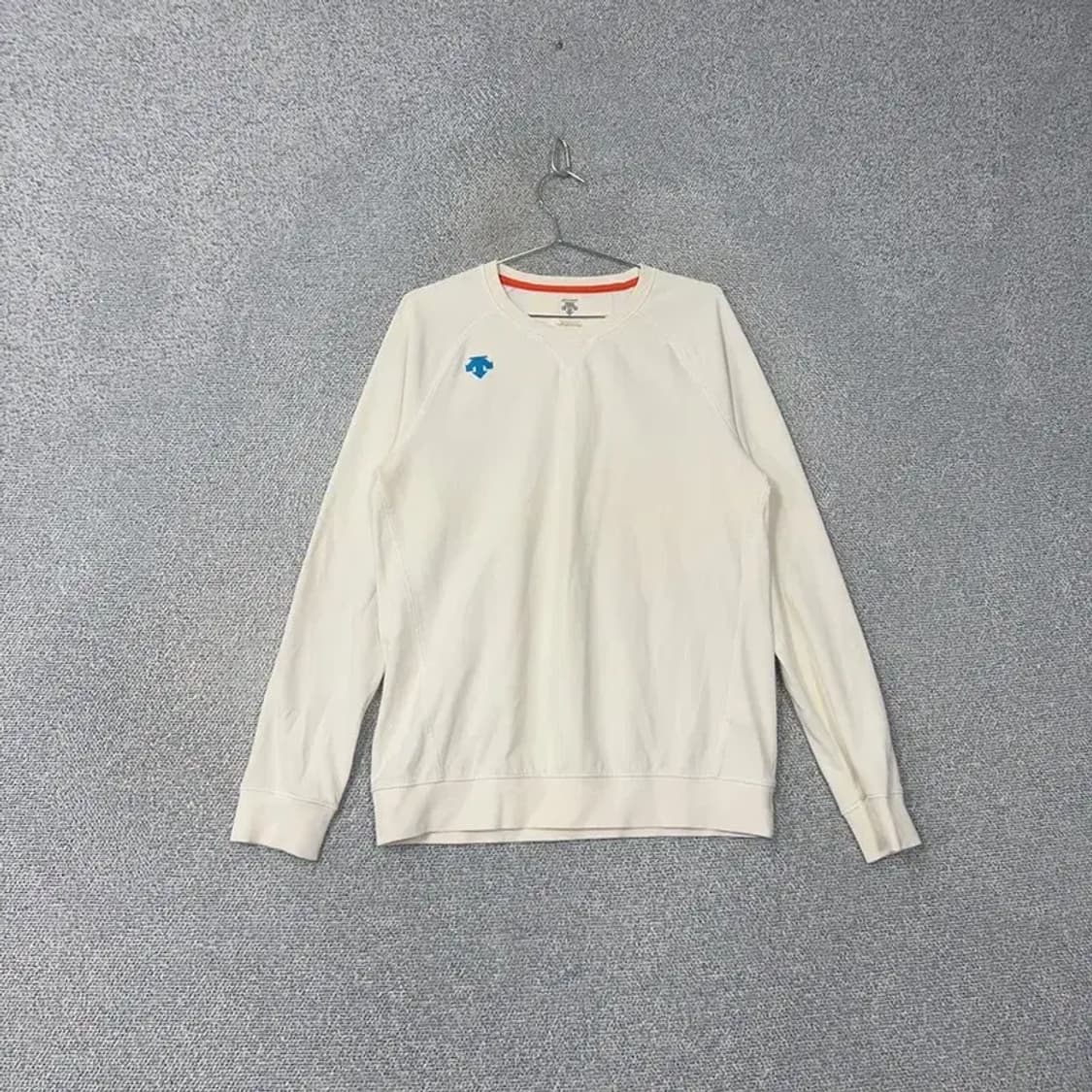 데상트 로고 화이트 맨투맨 100 상품이미지1