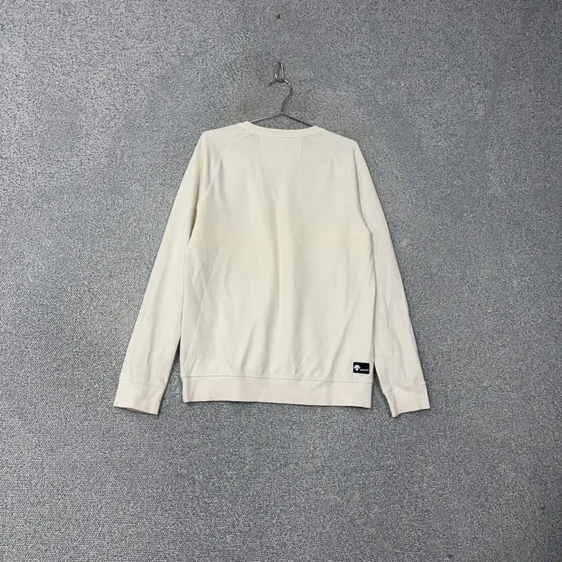 데상트 로고 화이트 맨투맨 100 상품이미지2