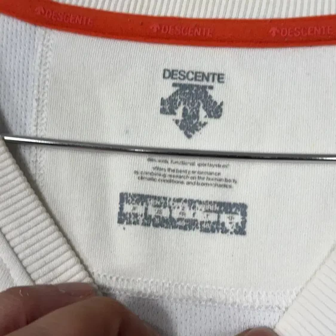 데상트 로고 화이트 맨투맨 100 상품이미지3