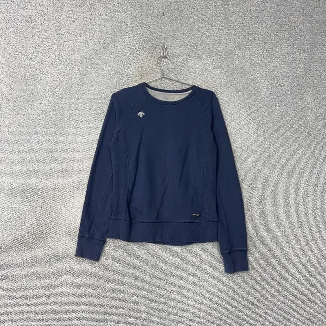 데상트 로고 캐주얼 여성 네이비 맨투맨 90 상품이미지1