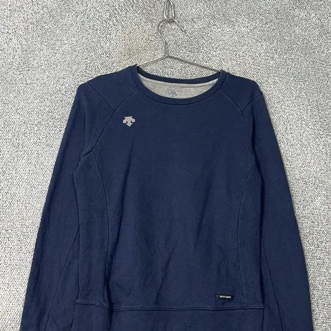 데상트 로고 캐주얼 여성 네이비 맨투맨 90 상품이미지3