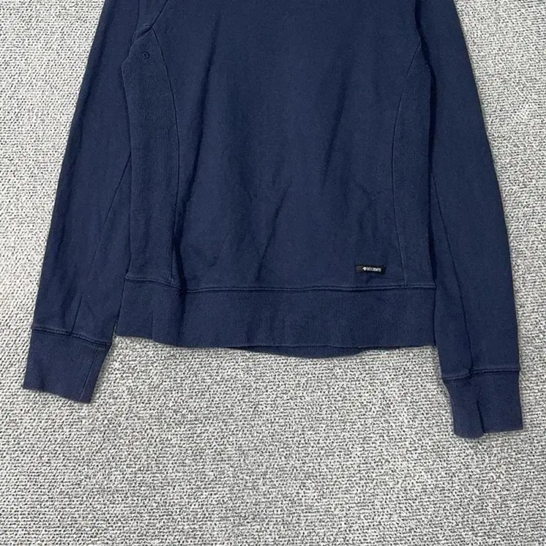 데상트 로고 캐주얼 여성 네이비 맨투맨 90 상품이미지4