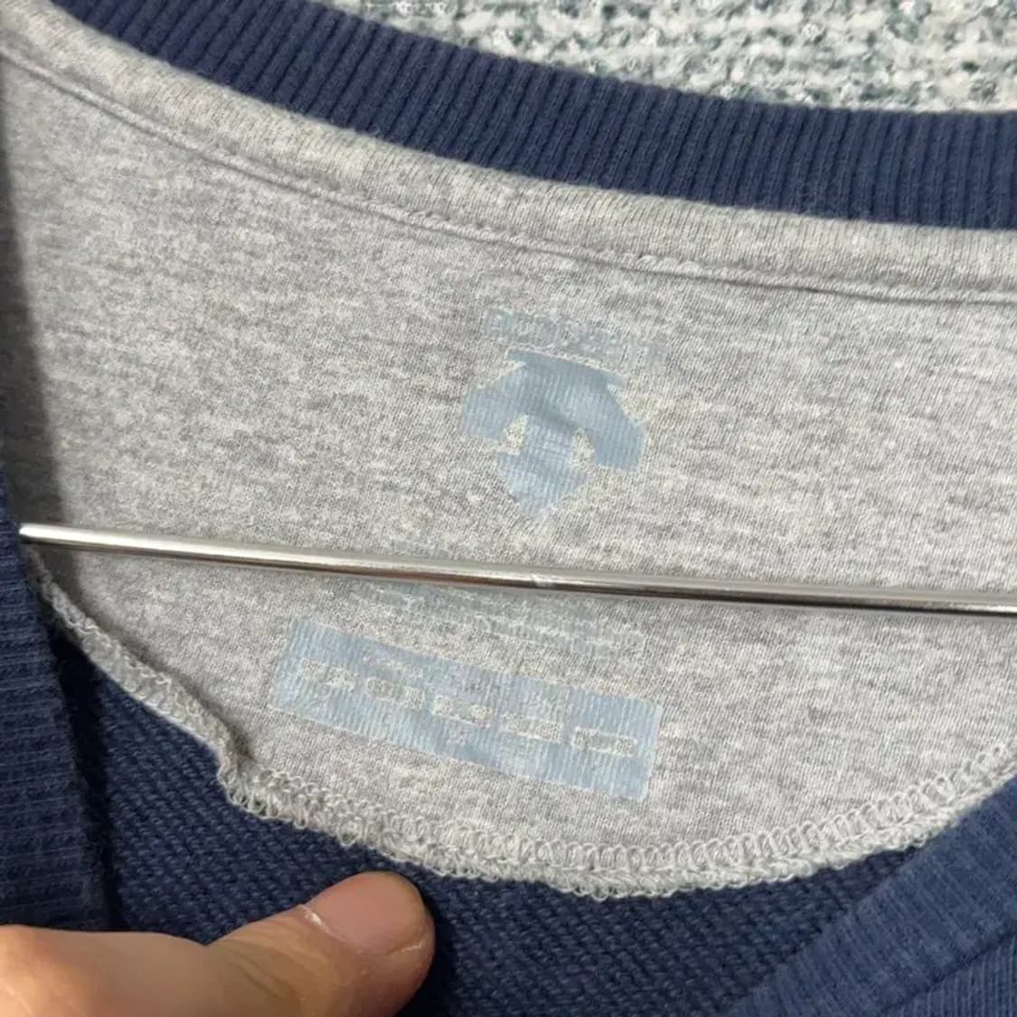 데상트 로고 캐주얼 여성 네이비 맨투맨 90 상품이미지5