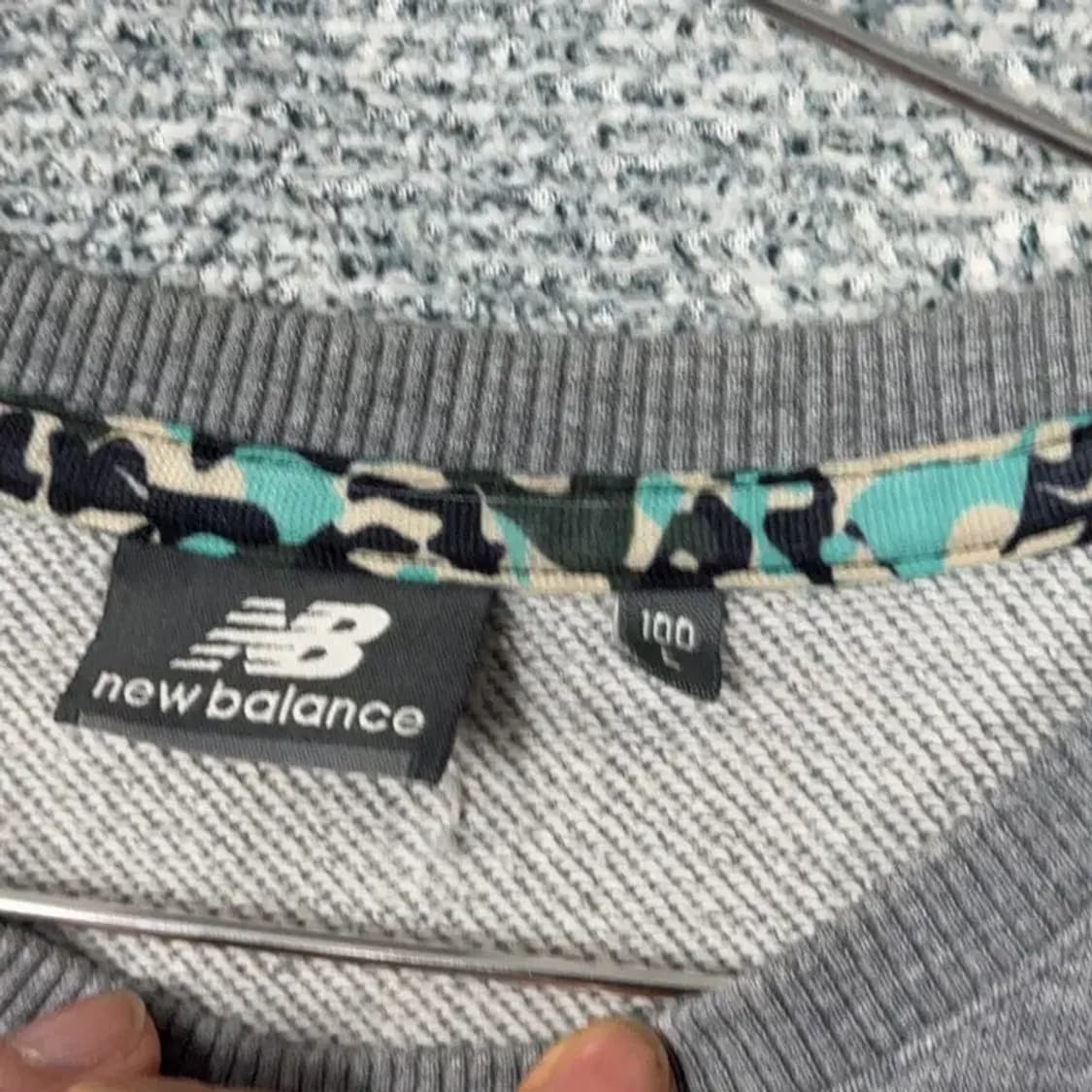 뉴발란스 프린팅 로고 그레이 맨투맨 100 상품이미지3