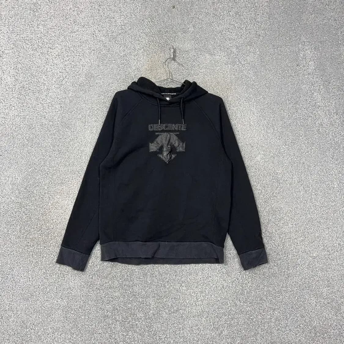 데상트 로고 프린팅 블랙 기모 후드티 L 상품이미지1