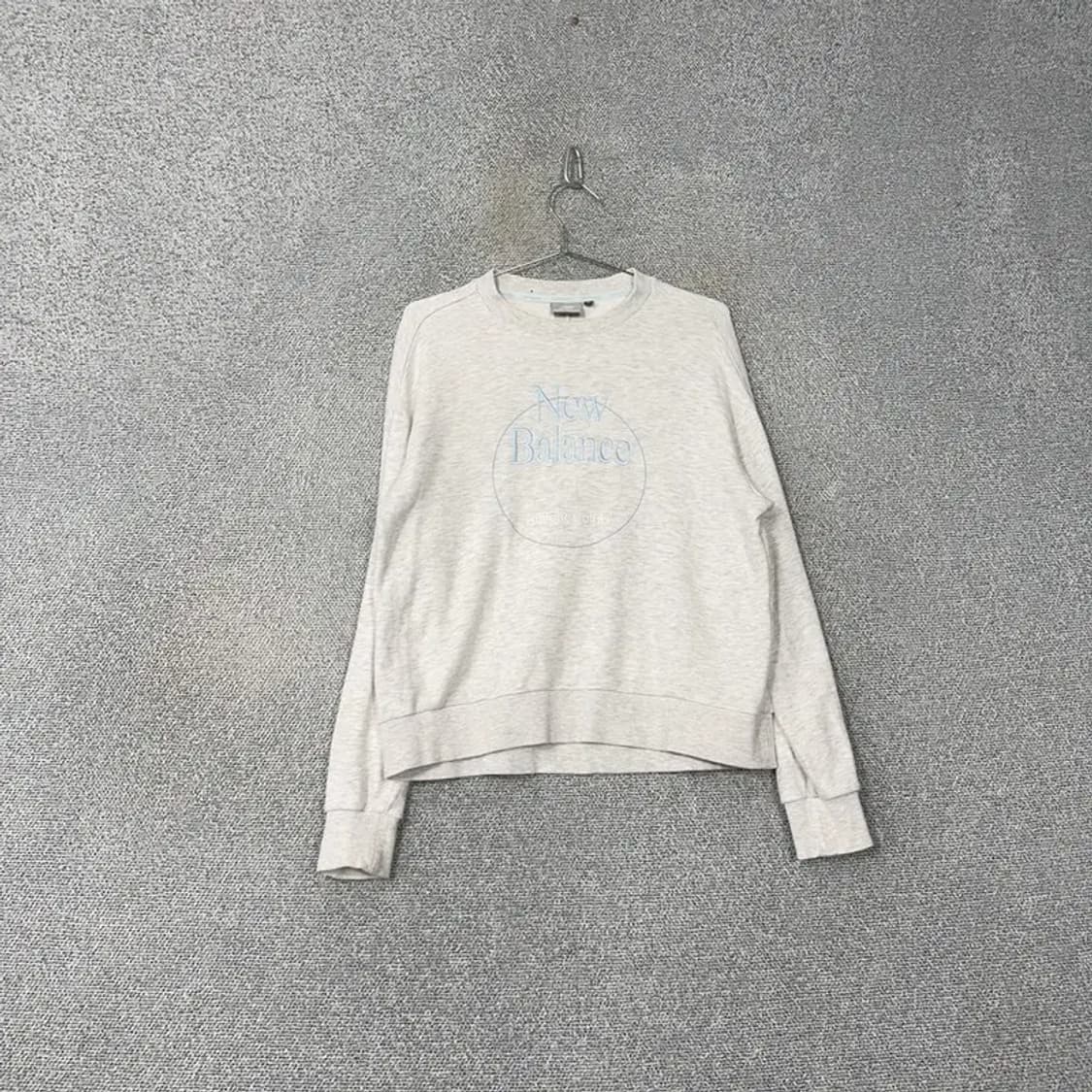 뉴발란스 프린팅 라이트 그레이 맨투맨 S 상품이미지1