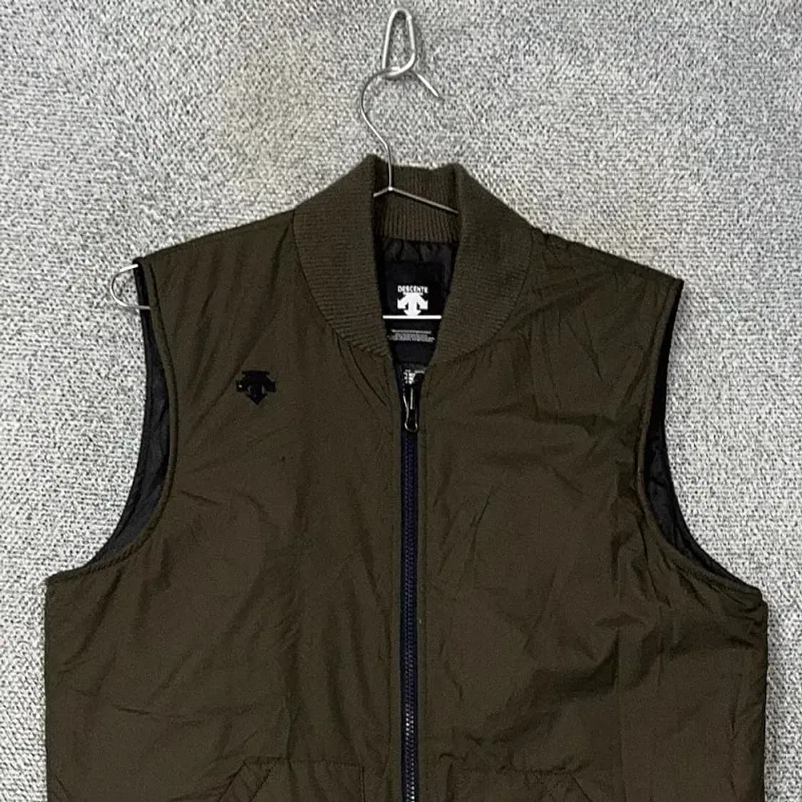 데상트 로고 카키 경량 패딩 조끼 100 상품이미지3