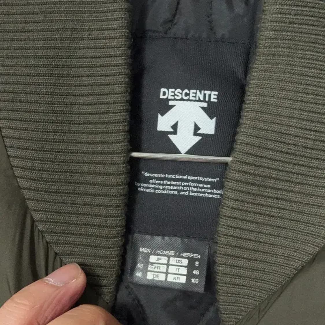 데상트 로고 카키 경량 패딩 조끼 100 상품이미지5