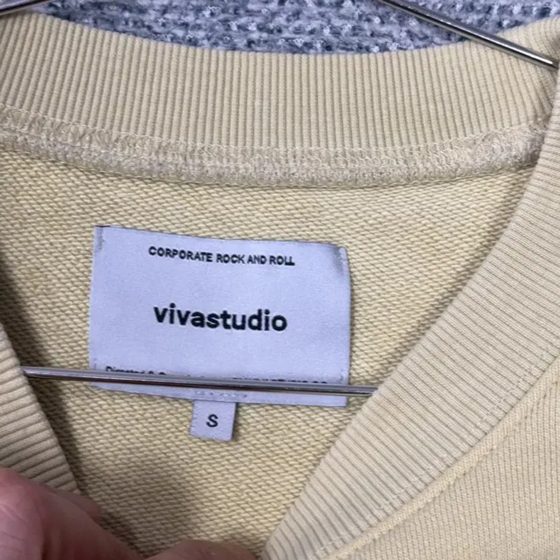 비바스튜디오 로고 옐로우 맨투맨 S 상품이미지3