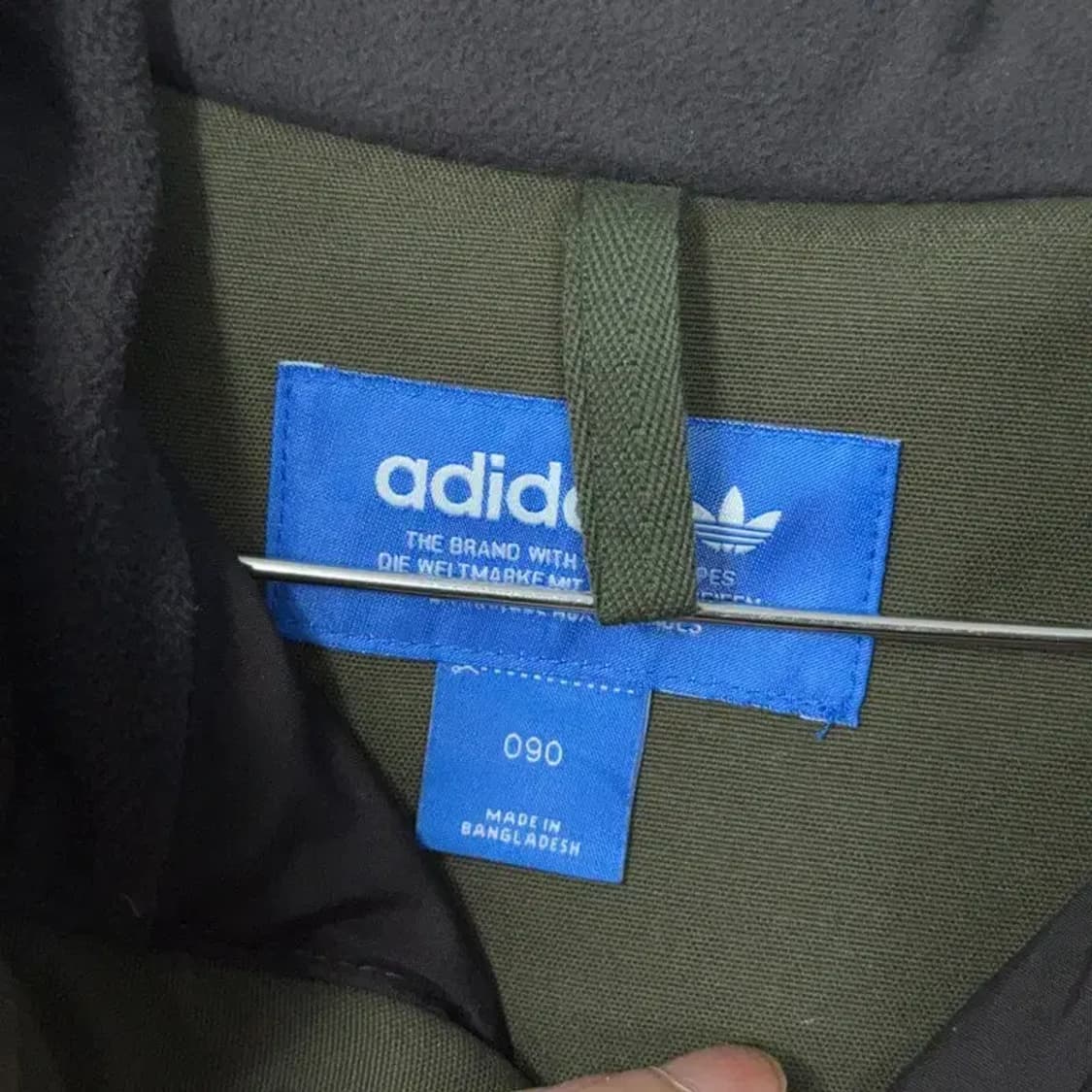 아디다스 로고 포켓 카키 패딩 90 상품이미지3