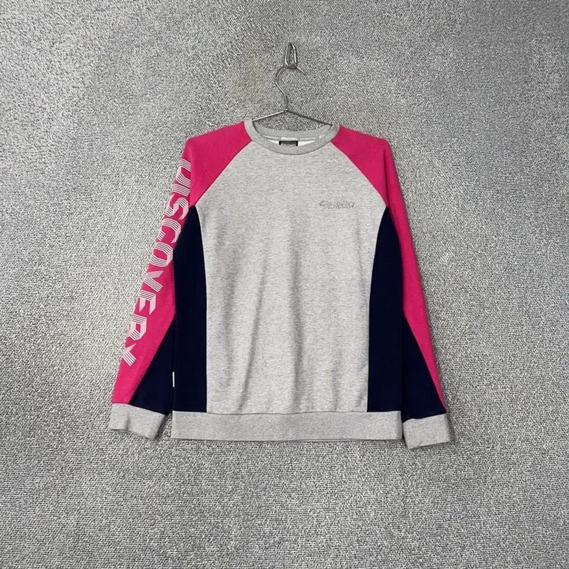 디스커버리 로고 그레이 핑크 투톤 맨투맨 90 상품이미지1