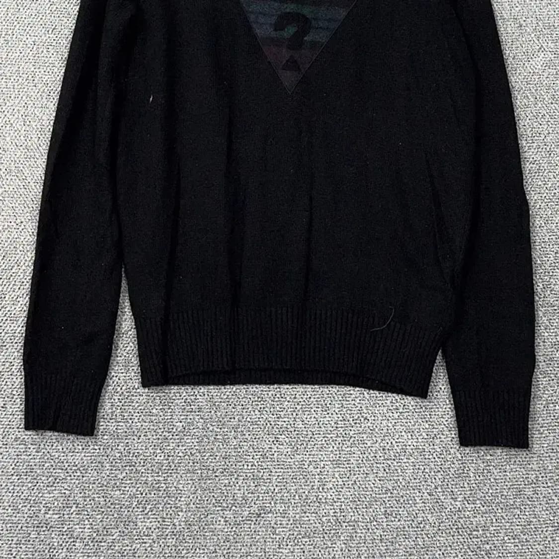 게스 블랙 삼각 로고 울 니트 M 상품이미지4