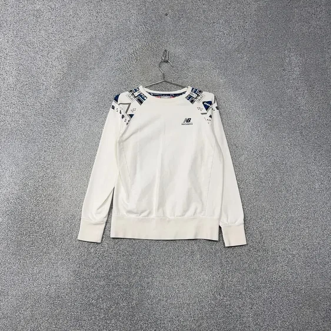 뉴발란스 로고 여성 화이트 맨투맨 85 상품이미지1