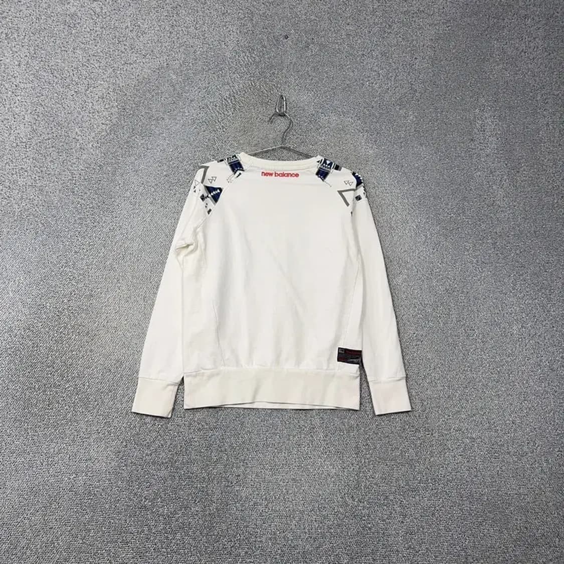 뉴발란스 로고 여성 화이트 맨투맨 85 상품이미지2