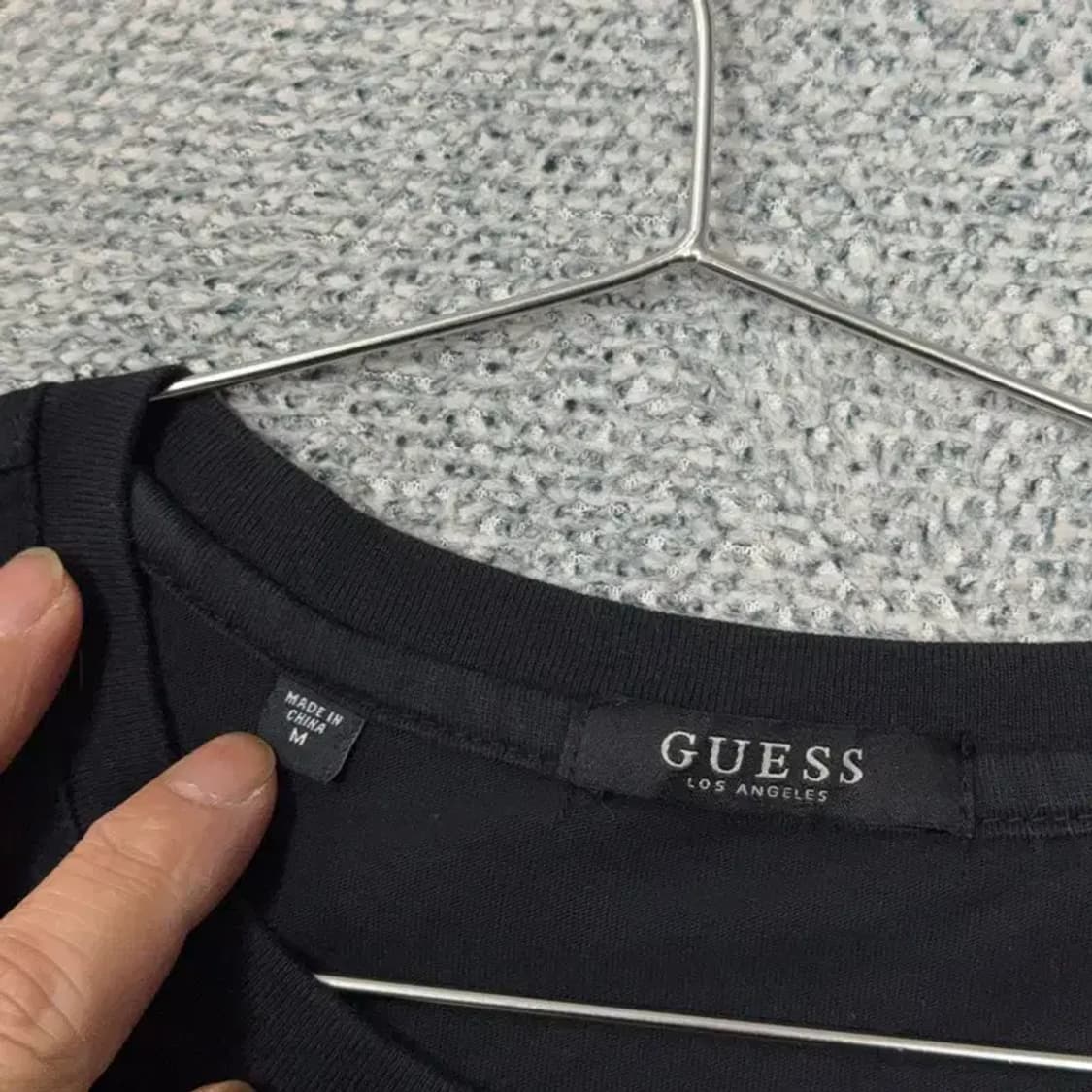 게스 삼각 프린팅 로고 블랙 여성 반팔티 M 상품이미지3