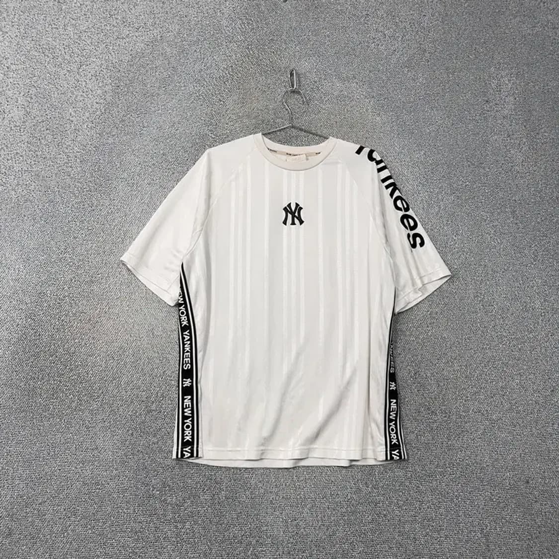 MLB 뉴욕양키즈 로고 화이트 기능성 오버핏 반팔티 100 상품이미지1