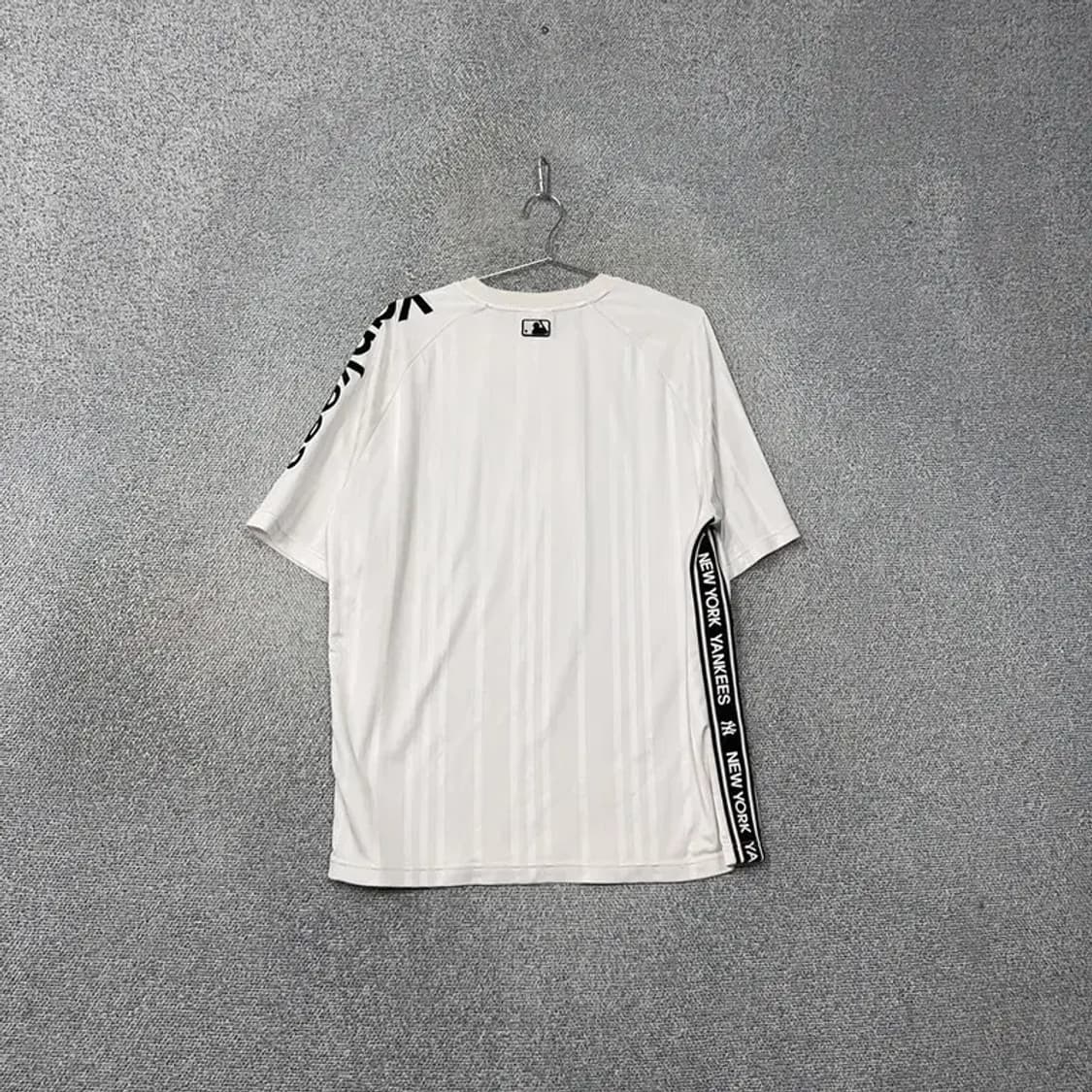 MLB 뉴욕양키즈 로고 화이트 기능성 오버핏 반팔티 100 상품이미지2