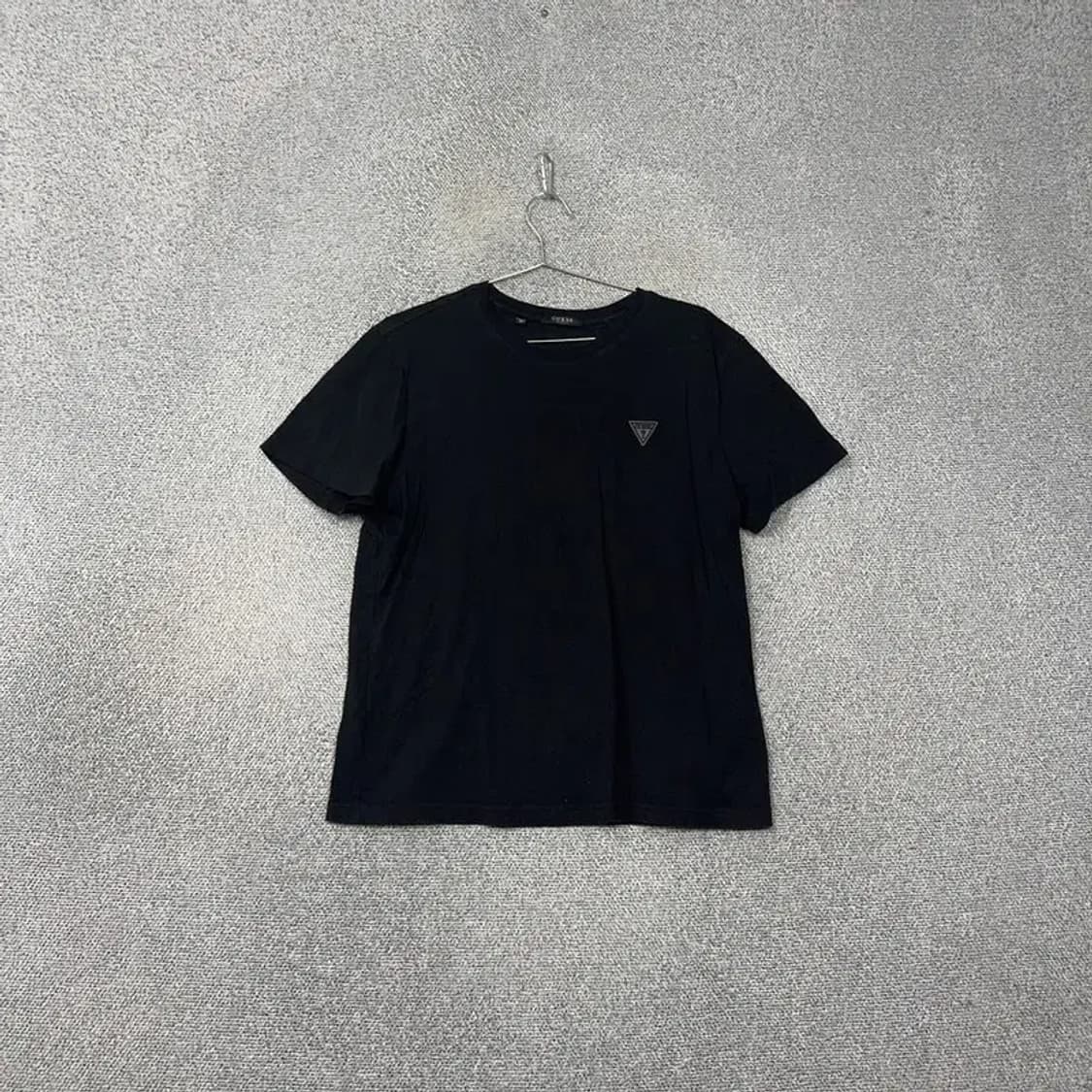 게스 블랙 삼각로고 남성 반팔 티 XL 상품이미지1