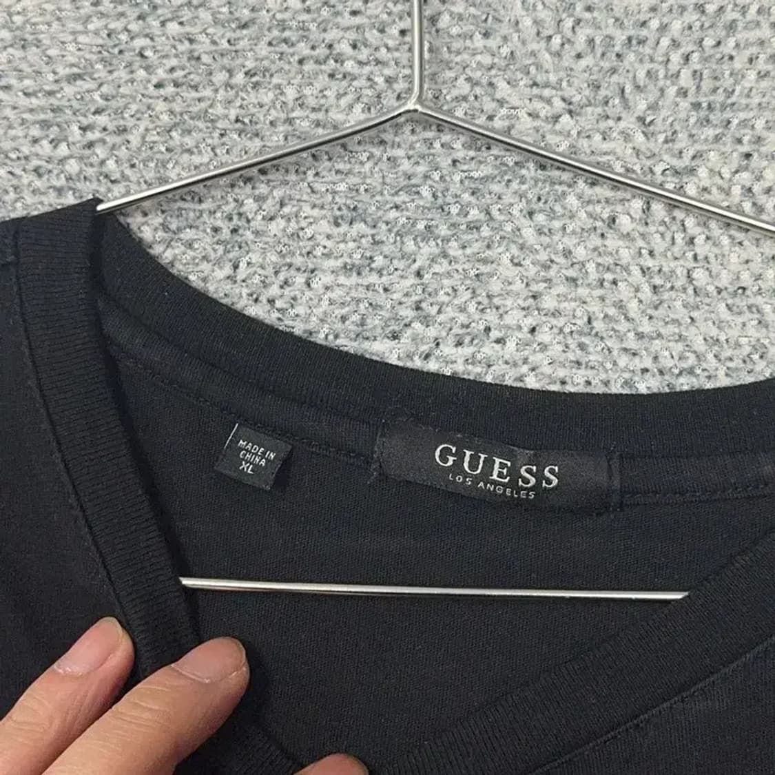 게스 블랙 삼각로고 남성 반팔 티 XL 상품이미지3