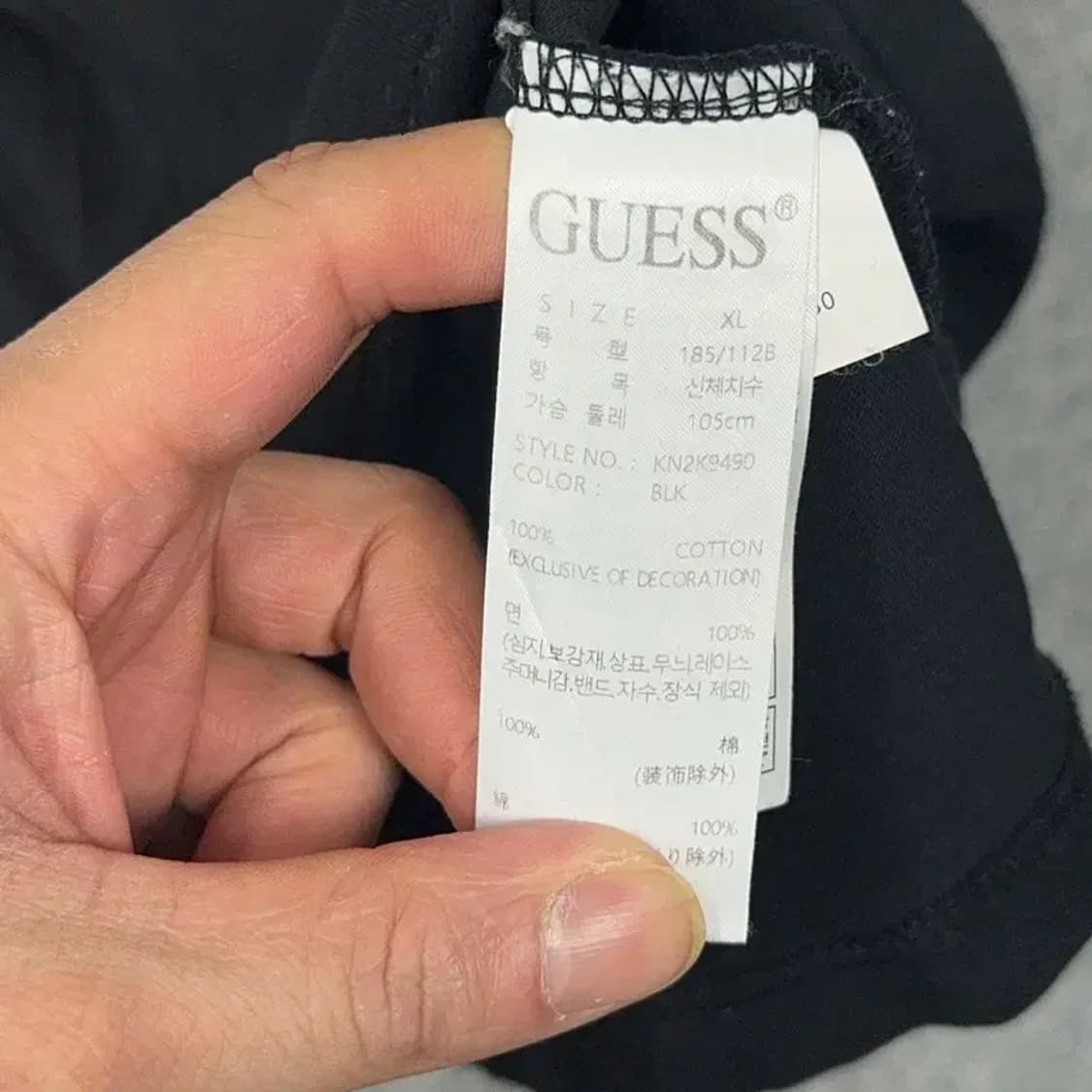 게스 블랙 삼각로고 남성 반팔 티 XL 상품이미지4