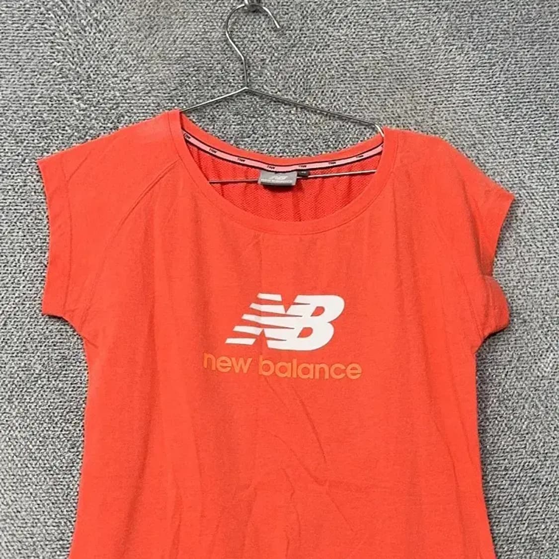 뉴발란스 여성 기능성 프린팅 러닝 오렌지 반팔 티 90 상품이미지3