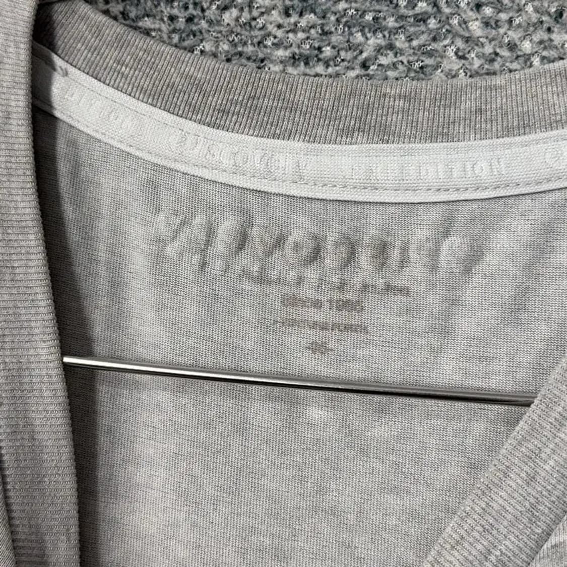 디스커버리 로고 프린팅 라이트 그레이 반팔 티 XS 상품이미지3