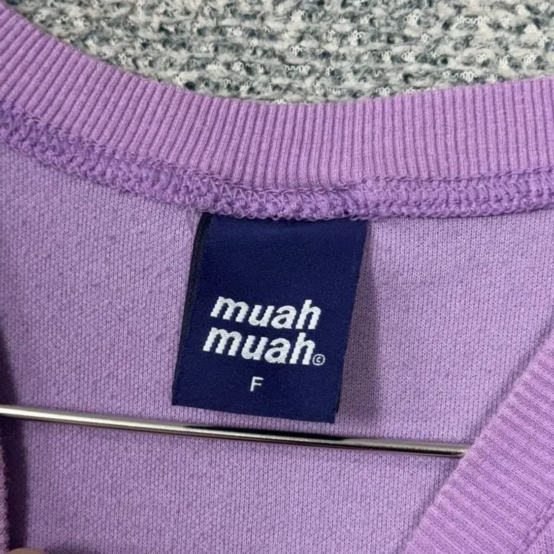 무아무아 로고 라이트 퍼플 반팔 티 F 상품이미지3