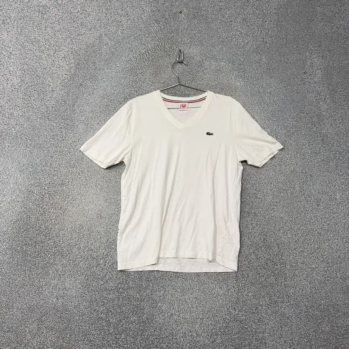 라코스테 화이트 심플 로고 브이넥 코튼 반팔티 105 상품이미지1