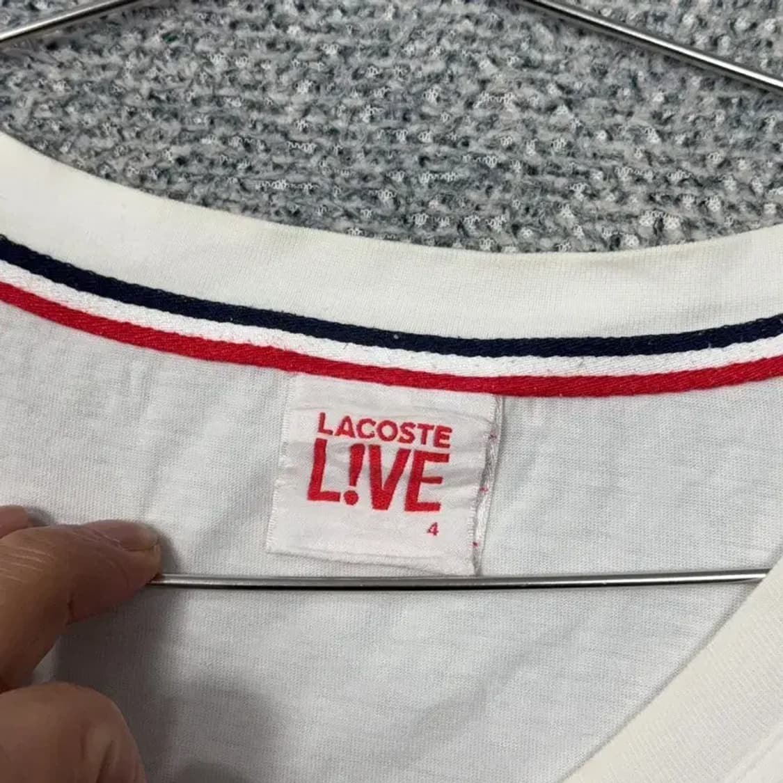 라코스테 화이트 심플 로고 브이넥 코튼 반팔티 105 상품이미지3