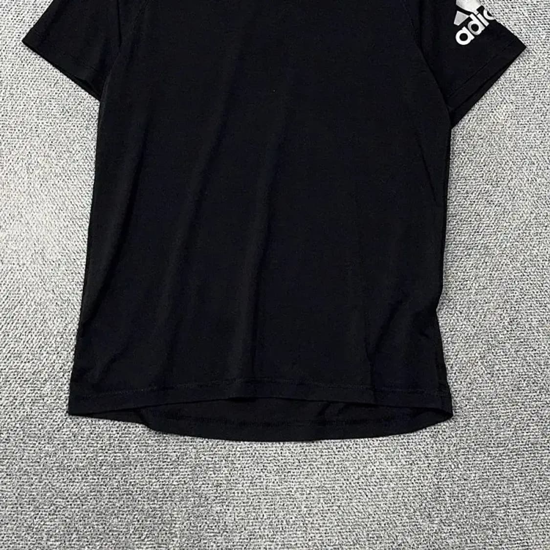 아디다스 블랙 로고 운동 기능성 반팔티 105 상품이미지4