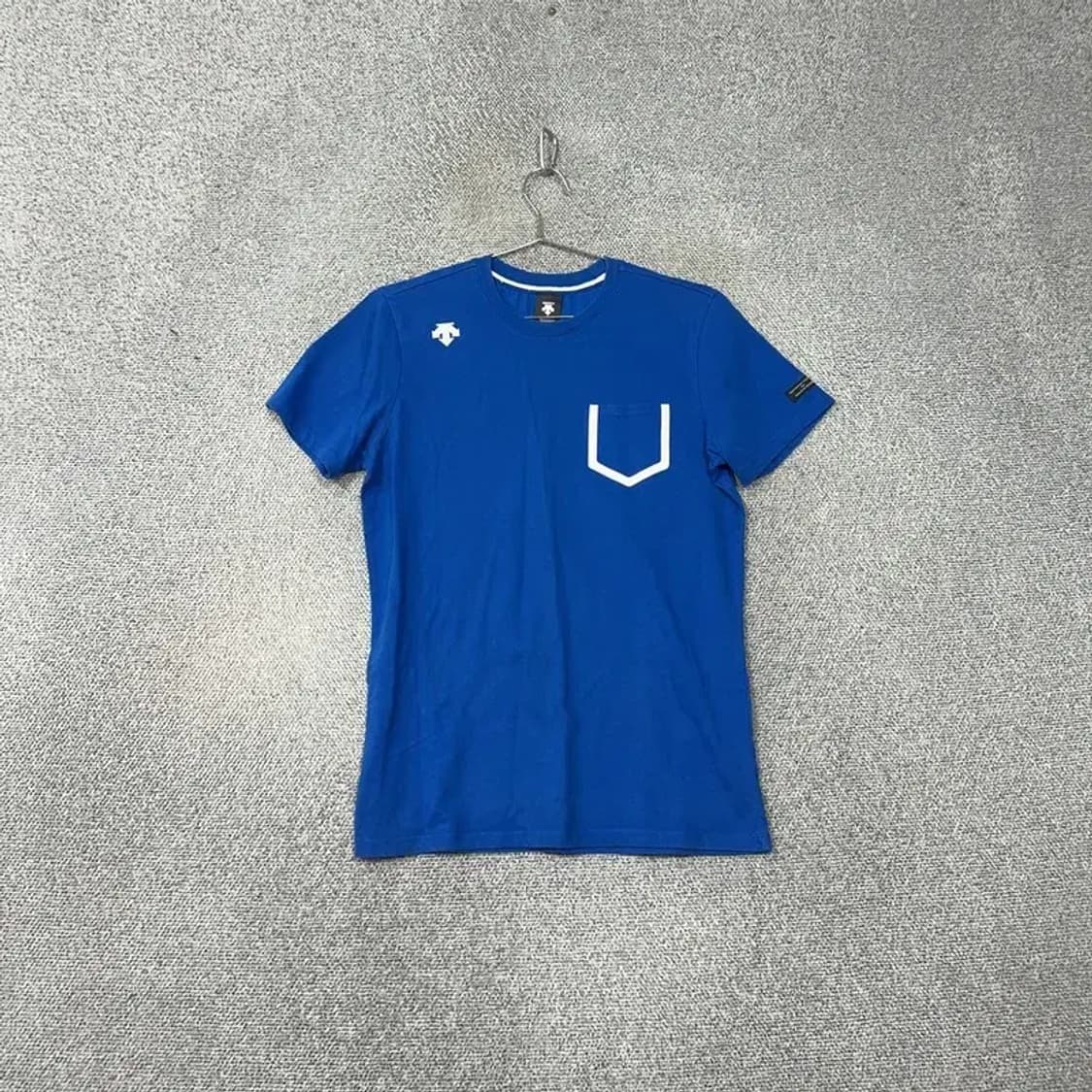 데상트 로고 블루 남성 반팔티 M 상품이미지1