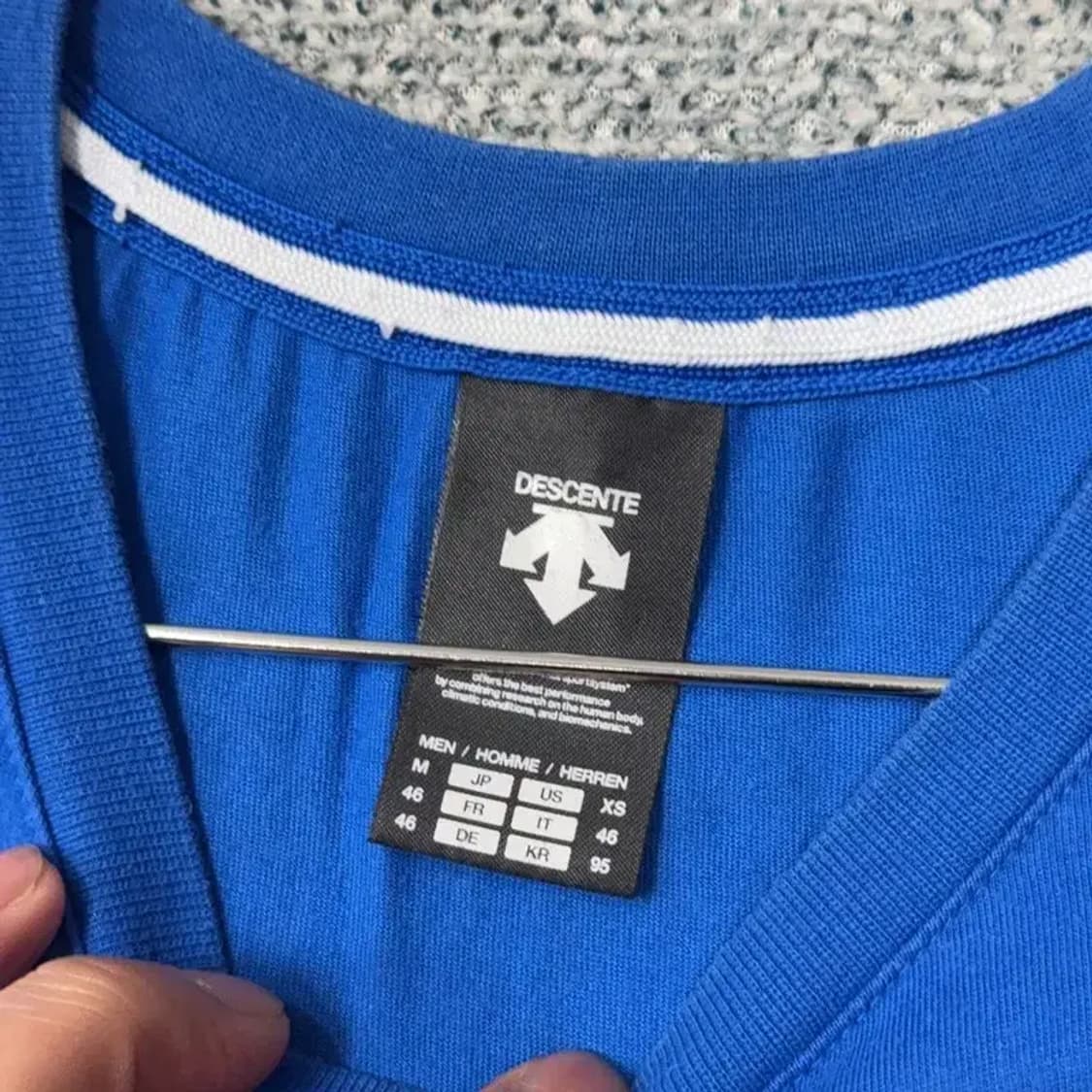 데상트 로고 블루 남성 반팔티 M 상품이미지3