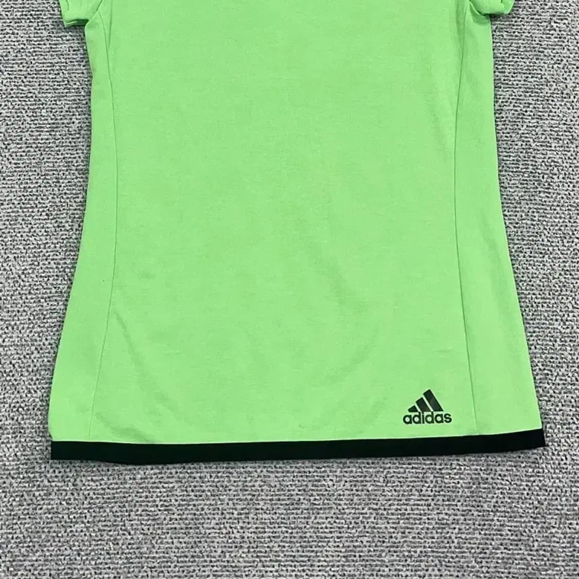 아디다스 라이트 그린 로고 삼선 여성 기능성 반팔 티 XS 상품이미지4