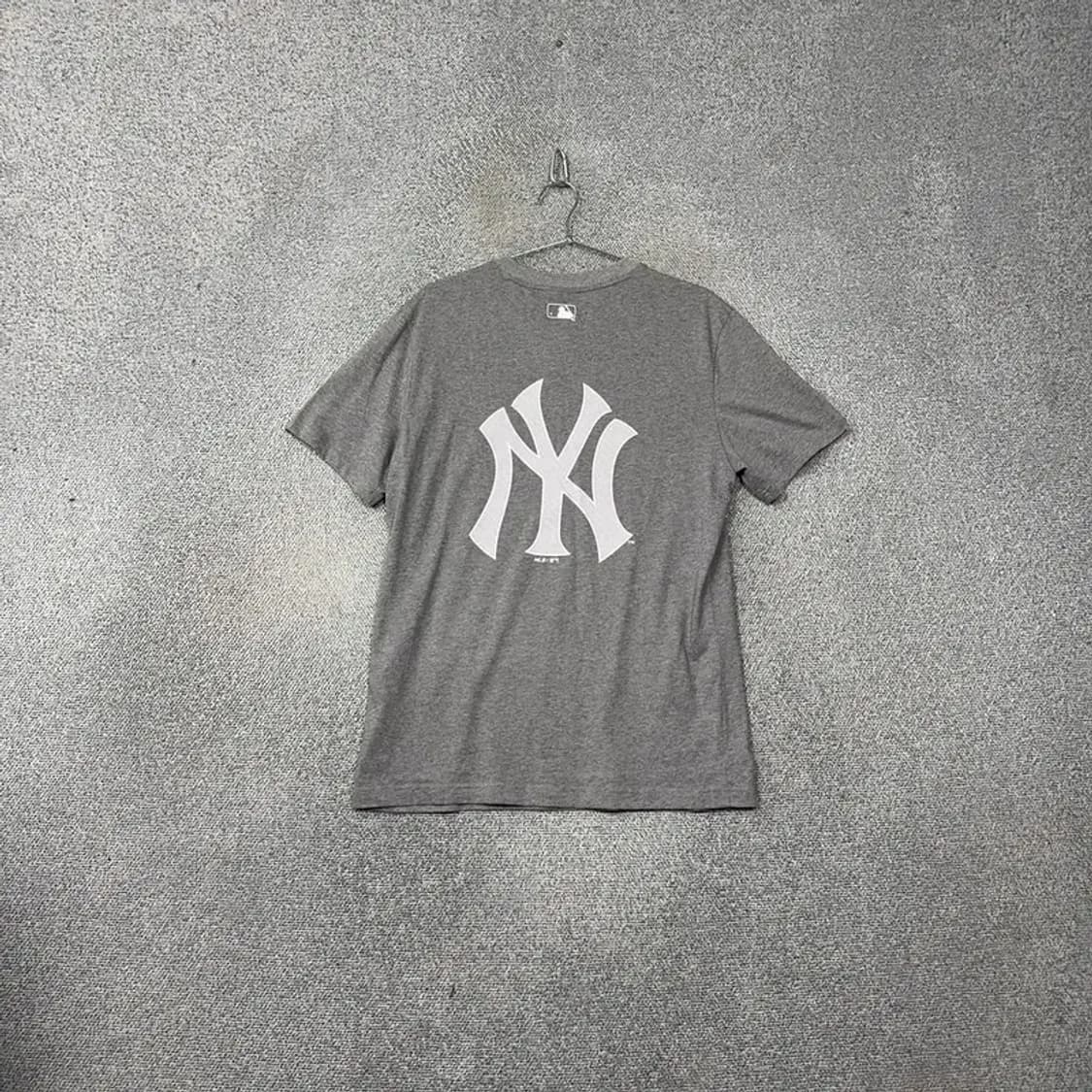 MLB 뉴욕양키즈 로고 남성 그레이 반팔티 105 상품이미지1