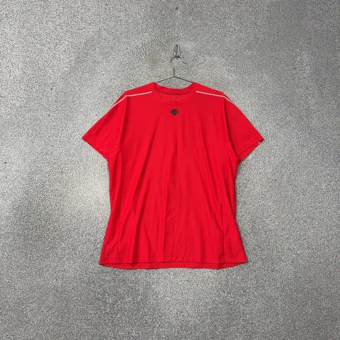 데상트 무브 스포츠 로고 프린팅 레드 기능성 반팔티 L 상품이미지2