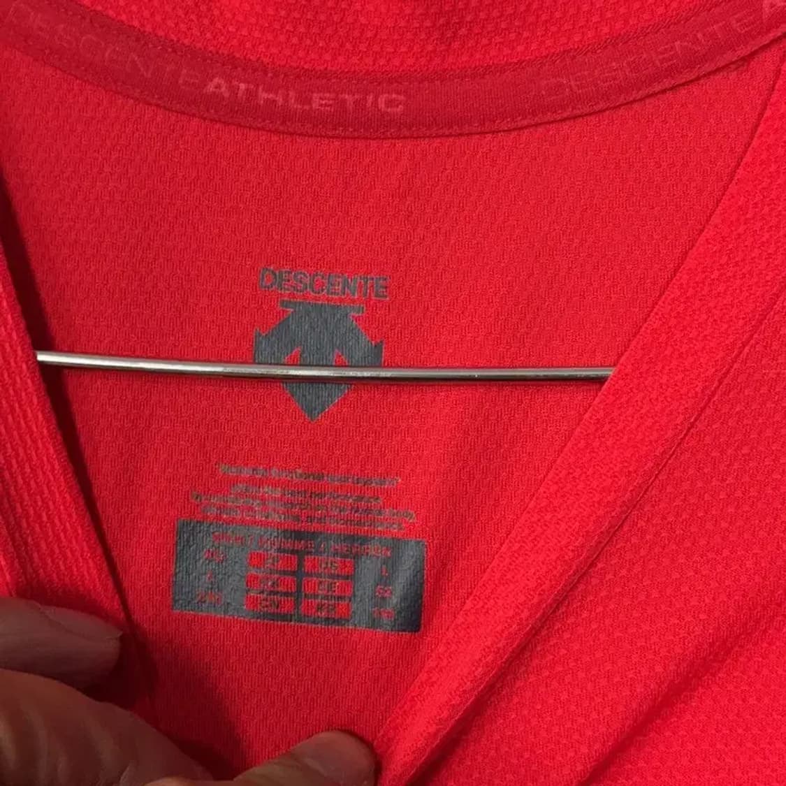 데상트 무브 스포츠 로고 프린팅 레드 기능성 반팔티 L 상품이미지3