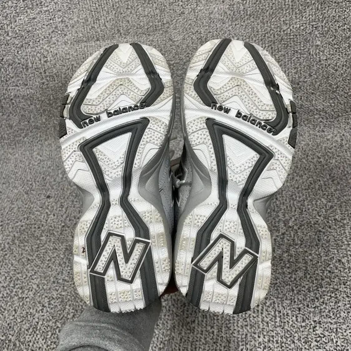 뉴발란스 708 그레이 스니커즈 220 상품이미지4